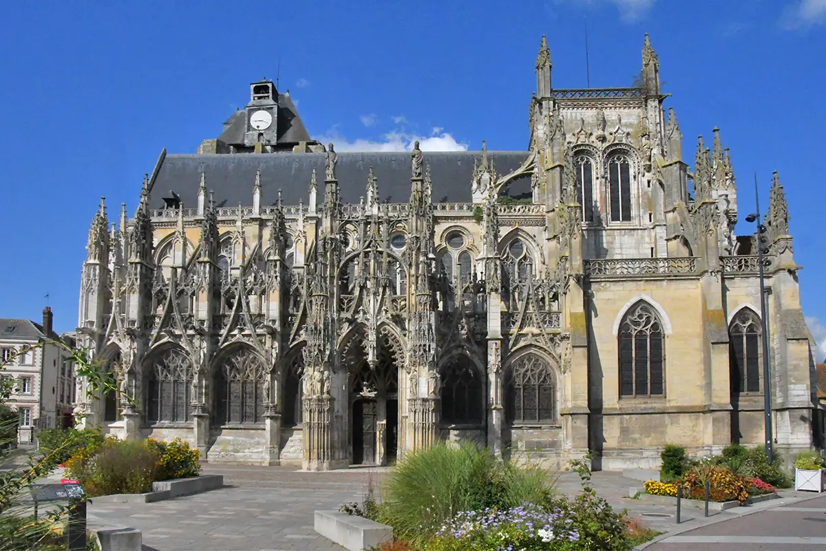 Louviers centre-ville dynamique – investir en Normandie proche de Paris