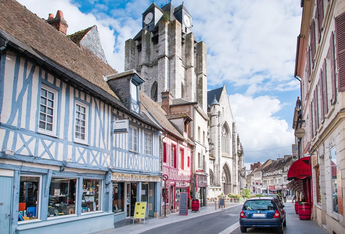 Résidence avec espaces extérieurs à Louviers – cadre de vie agréable proche Paris